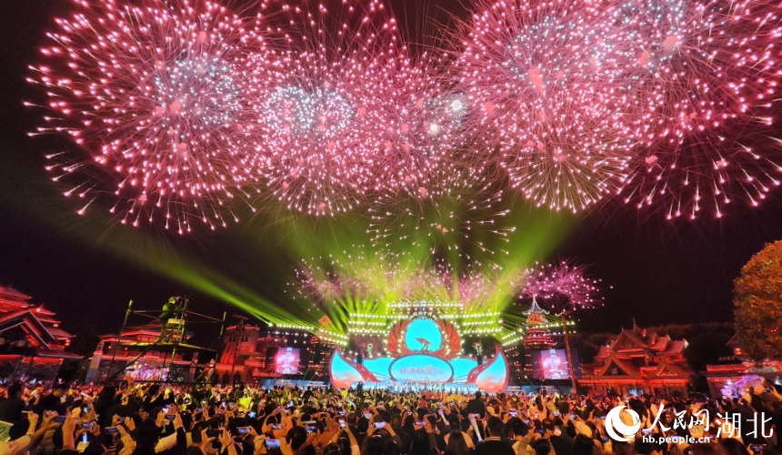 第二屆楚文化節(jié)開幕式上演了一場跨越古今、融匯中外的楚文化盛會。人民網(wǎng)記者 王郭驥攝