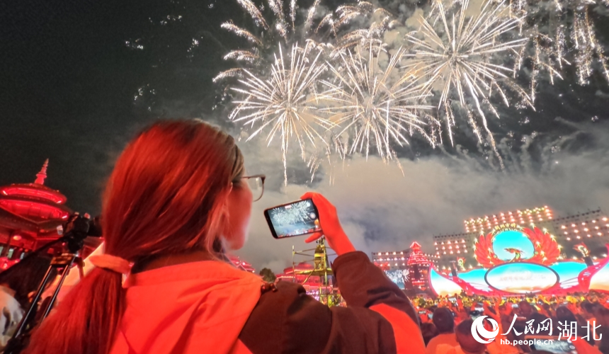 第二屆楚文化節(jié)開幕式煙花秀。人民網(wǎng)記者 王郭驥攝