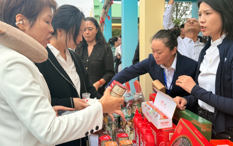 在產(chǎn)業(yè)鏈及美食展區(qū)，游客駐足品嘗、購買。張雋攝