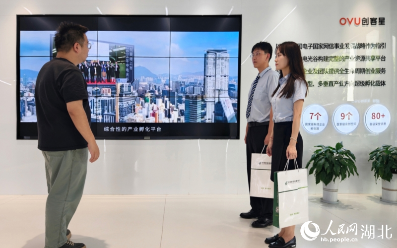 郵儲(chǔ)銀行武漢市分行公司部客戶經(jīng)理正在與客戶溝通對(duì)接。人民網(wǎng)記者 周恬攝