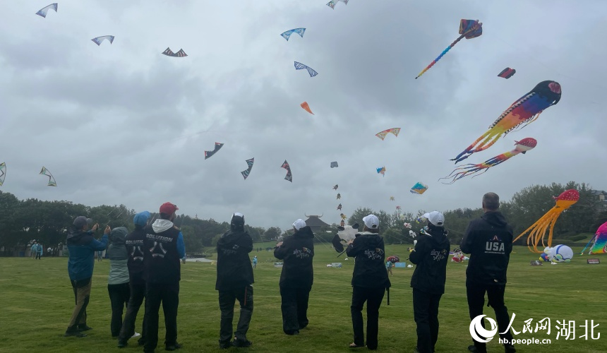 運動員正在放風箏。人民網記者 周倩文攝