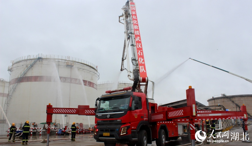 高噴車從高處對儲罐進(jìn)行噴水冷卻。人民網(wǎng)記者 張沛攝