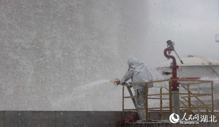 消防救援人員利用泡沫滅火。人民網(wǎng)記者 張沛攝