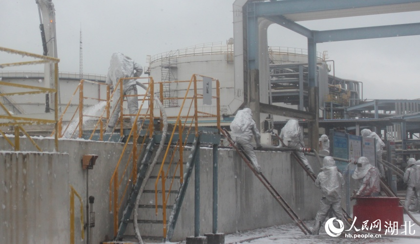 消防救援人員利用泡沫滅火。人民網(wǎng)記者 張沛攝