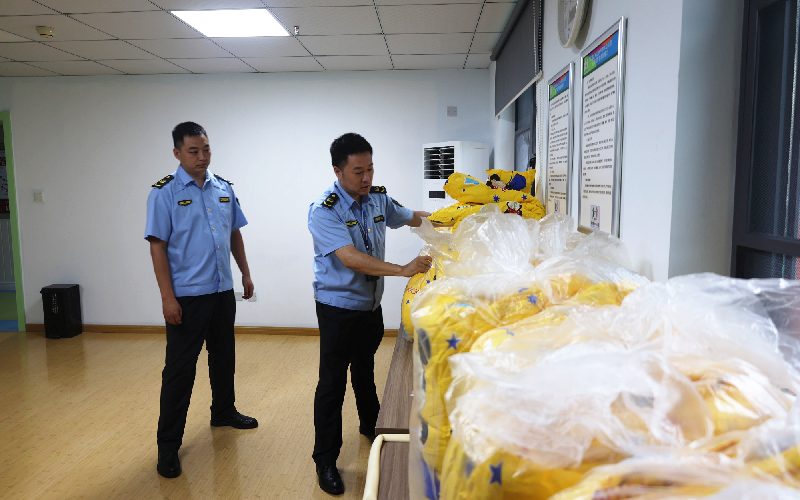 工作人員開展專項(xiàng)監(jiān)督抽查工作。