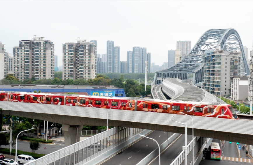 全國(guó)首個(gè)“英雄紅”涂鴉列車。