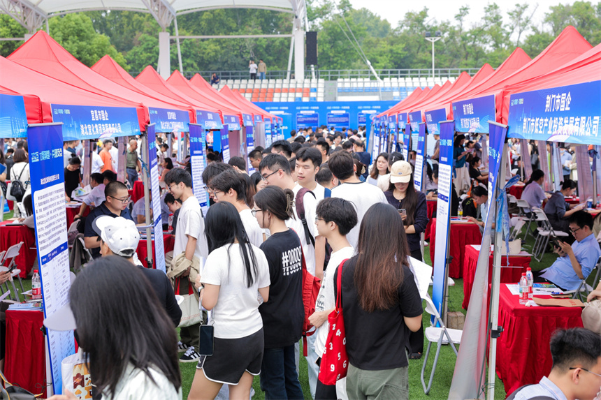 “才聚荊楚”秋招開場(chǎng) 兩萬學(xué)子與近700企業(yè)共赴“未來之約”