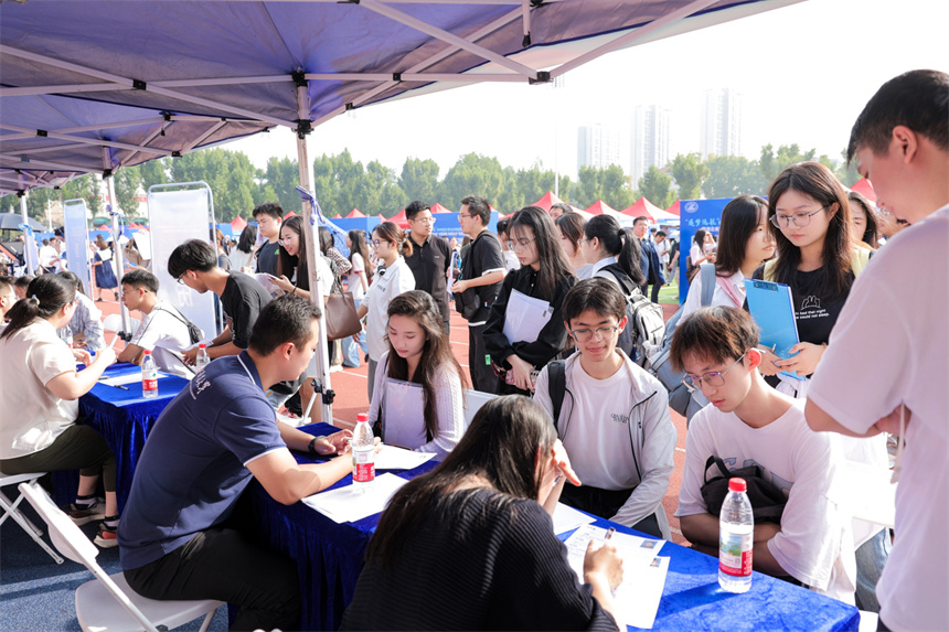 “才聚荊楚”秋招開(kāi)場(chǎng) 兩萬(wàn)學(xué)子與近700企業(yè)共赴“未來(lái)之約”