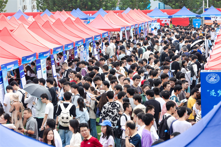 “才聚荊楚”秋招開場 兩萬學子與近700企業(yè)共赴“未來之約”