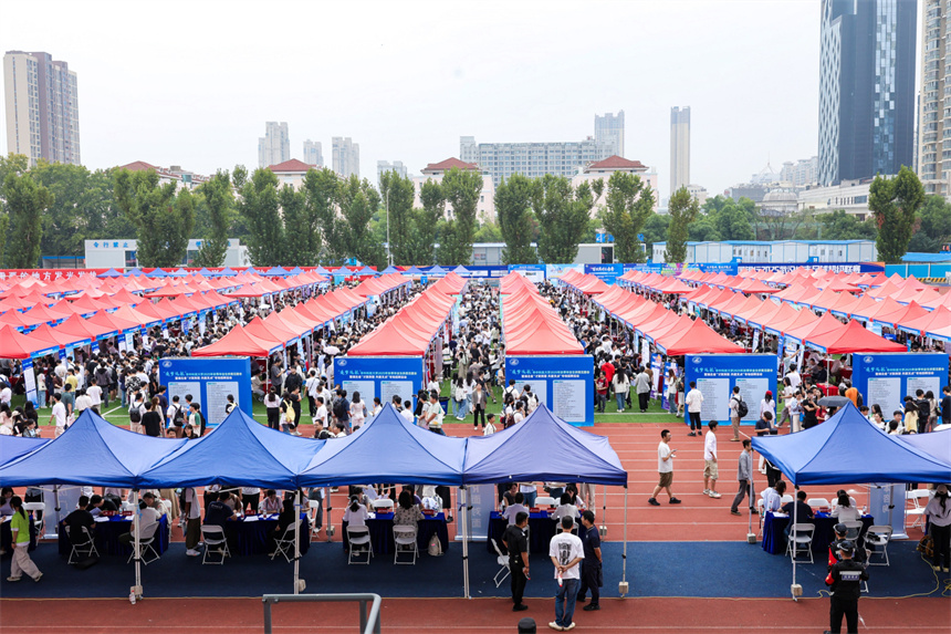 “才聚荊楚”秋招開場 兩萬學(xué)子與近700企業(yè)共赴“未來之約”
