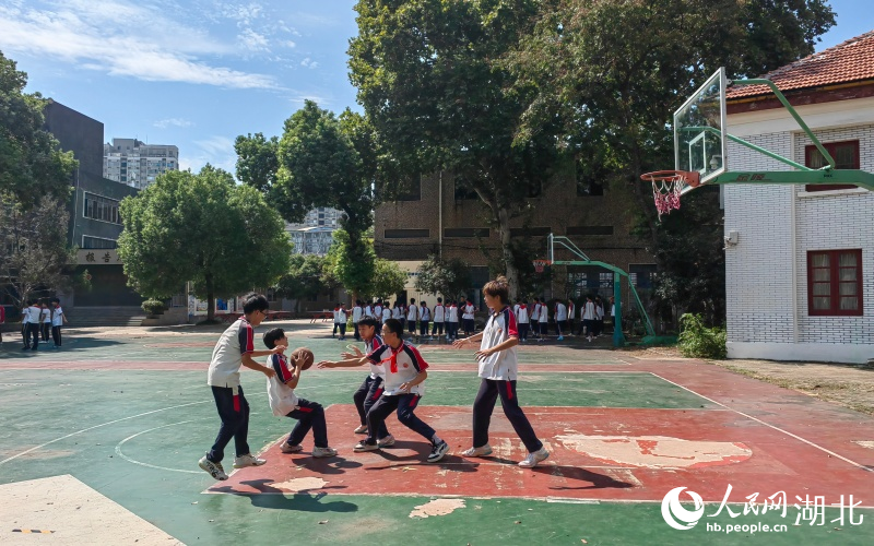 大課間學(xué)生們正在操場上打籃球。人民網(wǎng)記者 郭婷婷攝