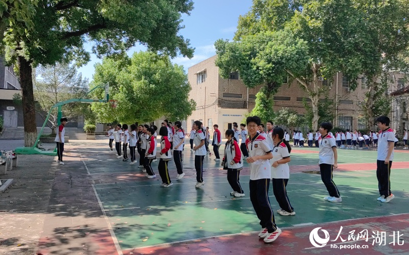 武漢學(xué)校把“健康第一”原則落到實(shí)處。人民網(wǎng)記者 郭婷婷