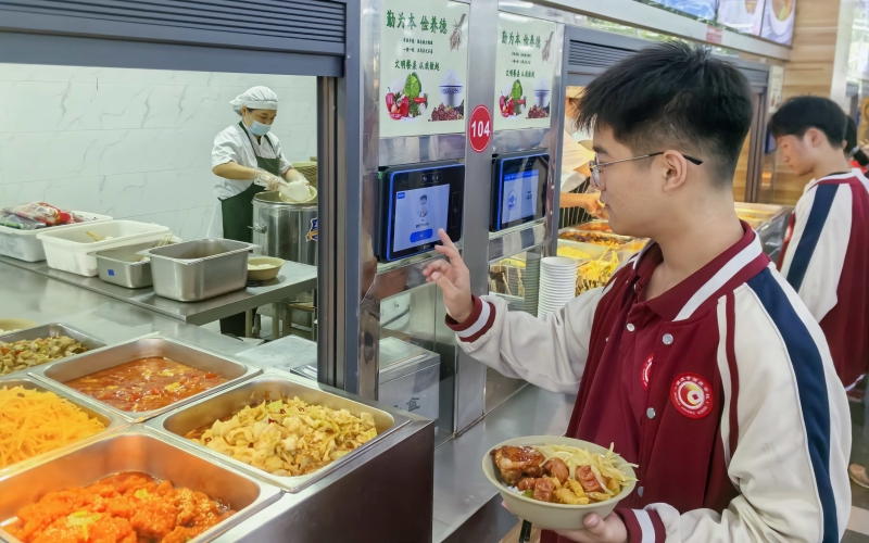 武漢市財政學(xué)校學(xué)生刷臉就餐。人民網(wǎng)記者 郭婷婷攝