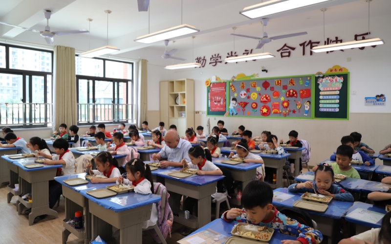 武漢崇仁新華小學(xué)校長陪餐。人民網(wǎng)記者 郭婷婷攝