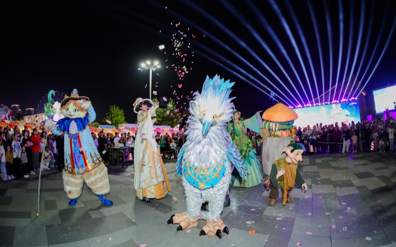 魔法高蹺偶劇巡游武漢黃陂。