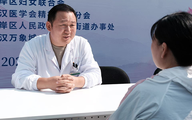 市民與專家面對(duì)面的溝通交流。