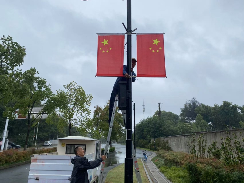 東湖綠道二期沿線雙節(jié)裝飾。