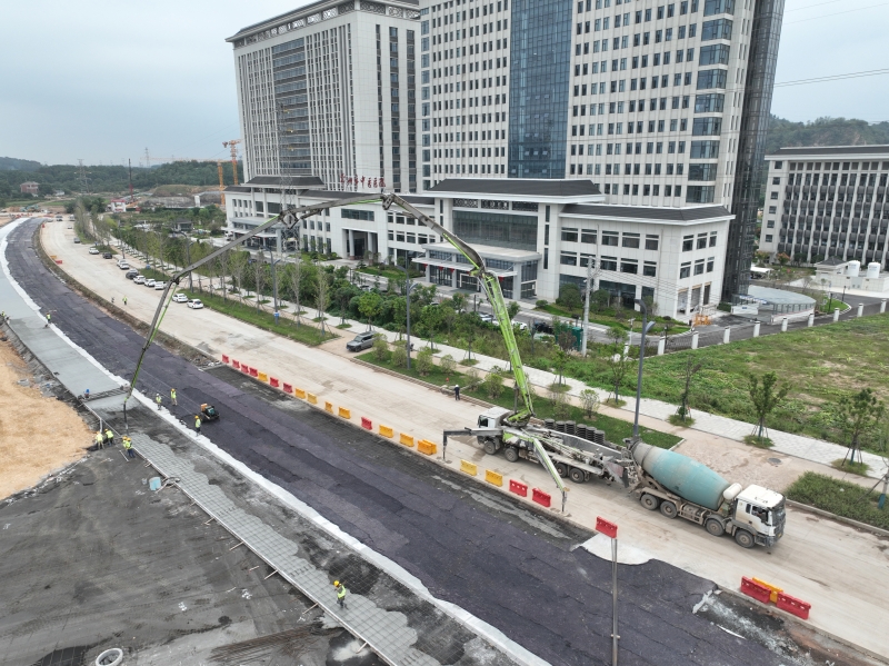 鄂州五條路項目葛山大道東延線路面。