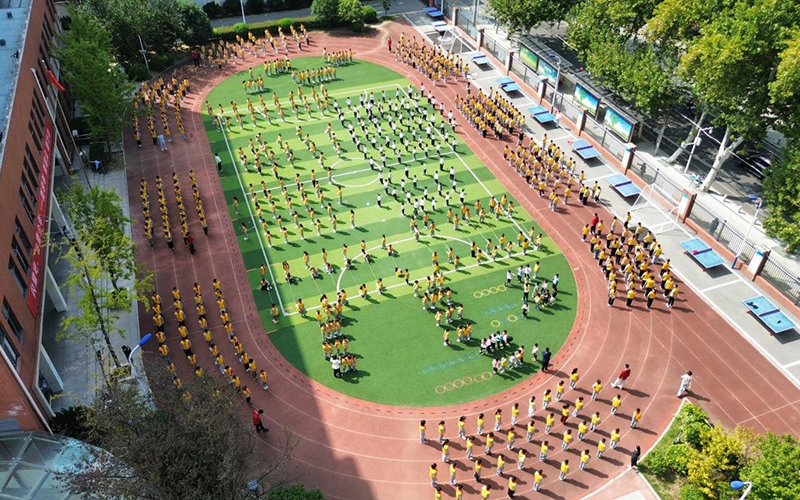 山鷹小學(xué)操場(chǎng)上正在進(jìn)行大課間比賽。蘇西鳳攝