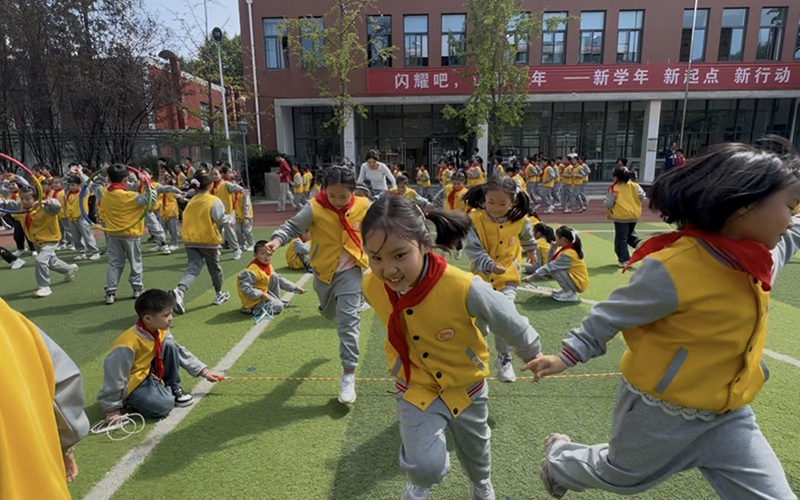 學(xué)校操場(chǎng)上，孩子們正在參加大課間活動(dòng)。蘇西鳳攝