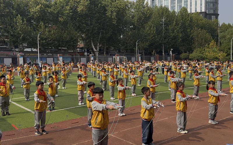 山鷹小學(xué)舉行大課間比賽。蘇西風(fēng)攝