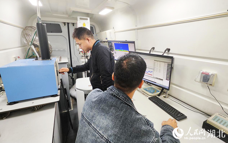 走航監(jiān)測(cè)車內(nèi)，工作人員正在分析監(jiān)測(cè)數(shù)據(jù)。人民網(wǎng)記者 王郭驥攝