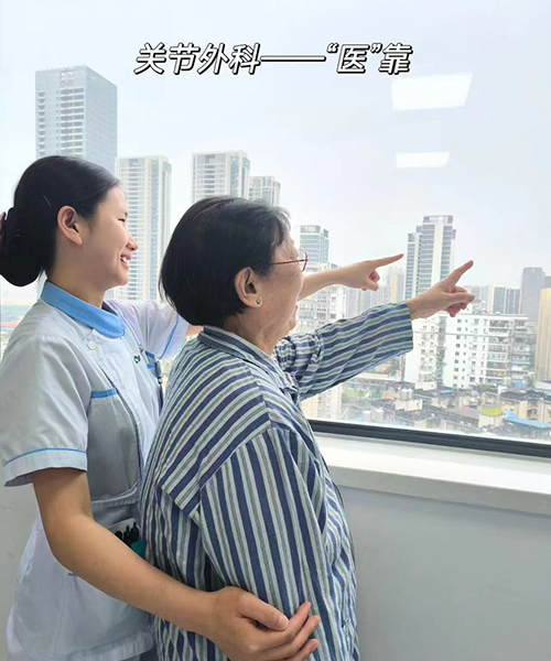 感動“醫(yī)”瞬間一等獎作品《穩(wěn)穩(wěn)的“醫(yī)”靠》。祁連山攝