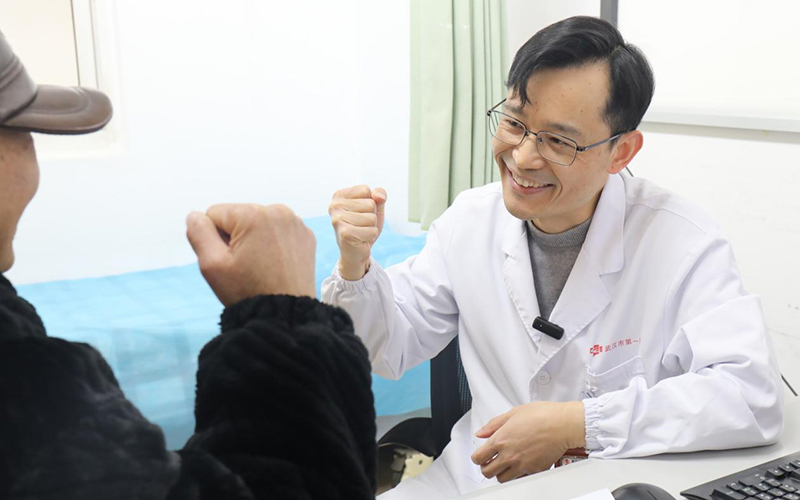 感動“醫(yī)”瞬間二等獎作品《胸外科專家門診診室內(nèi)，主任醫(yī)師羅東與患者鼓勁加油》。代雨朦攝