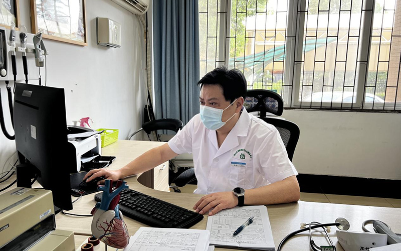 譚偉正在坐診。受訪者供圖