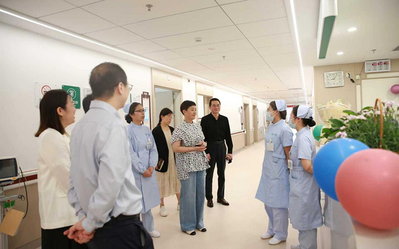 張瑤（中）正與值班護士溝通今日工作情況。受訪者供圖