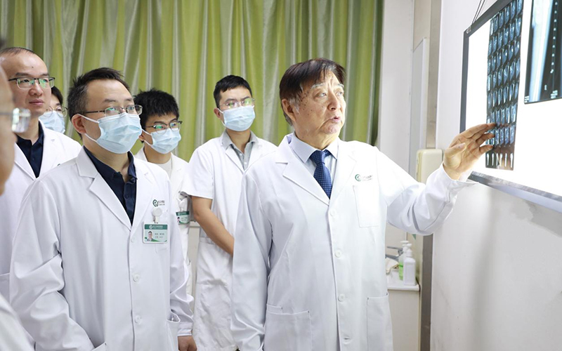 勘武生正在和同事們一起會診。受訪者供圖