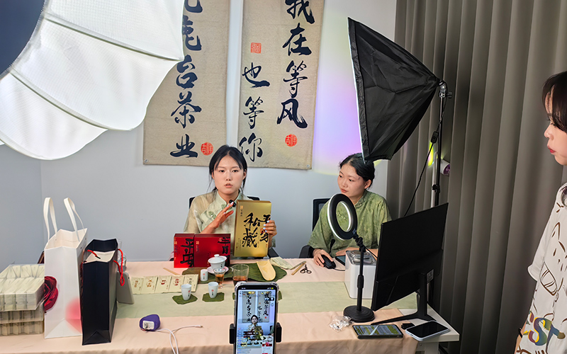 江漢藝術(shù)職業(yè)學(xué)院電商直播基地。潛江市委宣傳部供圖