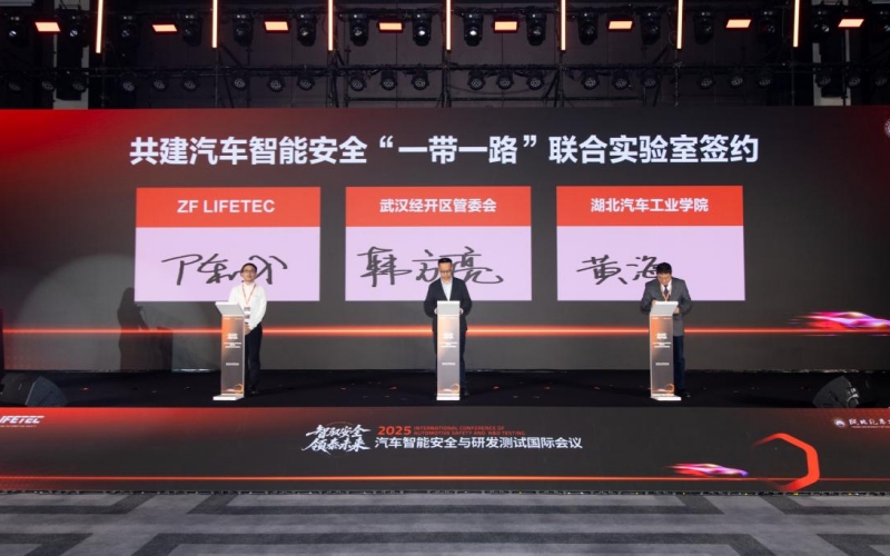 簽約現(xiàn)場。