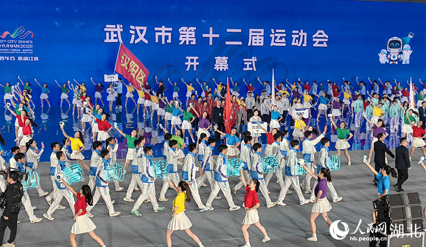 光子機器人點燃圣火，武漢第十二屆運動會開幕