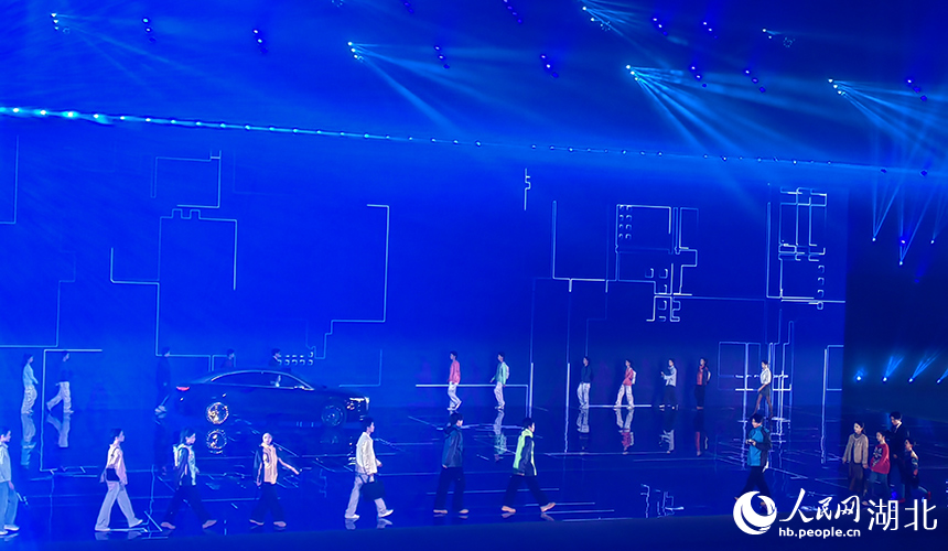 光子機(jī)器人點(diǎn)燃圣火，武漢第十二屆運(yùn)動(dòng)會(huì)開(kāi)幕【4】