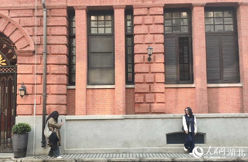 游客在巴公房子前打卡拍照。人民網(wǎng)記者 王郭驥攝