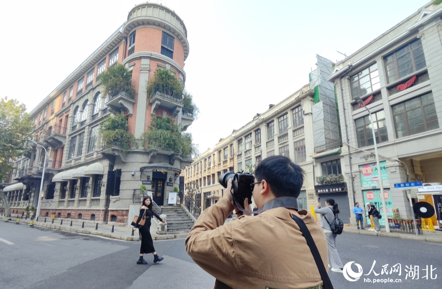 游客在巴公房子前打卡拍照。人民網(wǎng)記者 王郭驥攝