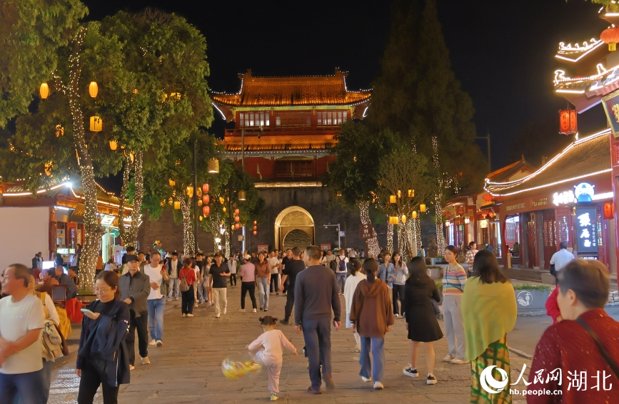 城墻下游人如梭。人民網(wǎng)記者 王郭驥攝