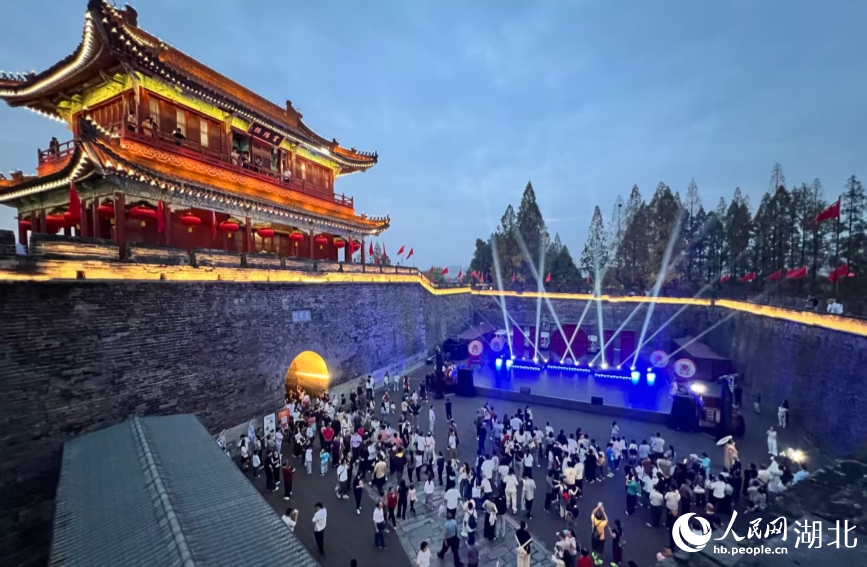 古城文旅活動(dòng)熱鬧非凡。人民網(wǎng)記者 王郭驥攝