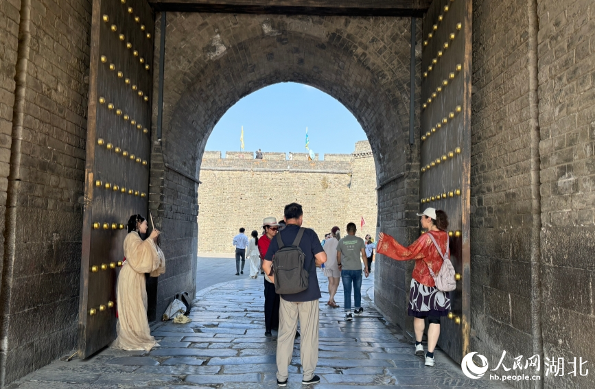 游客在城門處拍照打卡。人民網(wǎng)記者 王郭驥攝