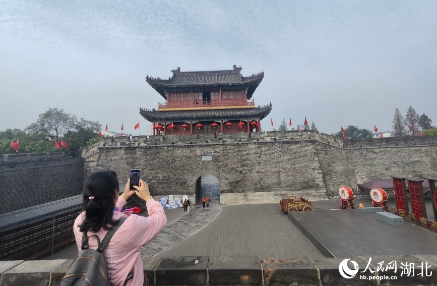 游客打卡賓陽樓。人民網(wǎng)記者 王郭驥攝