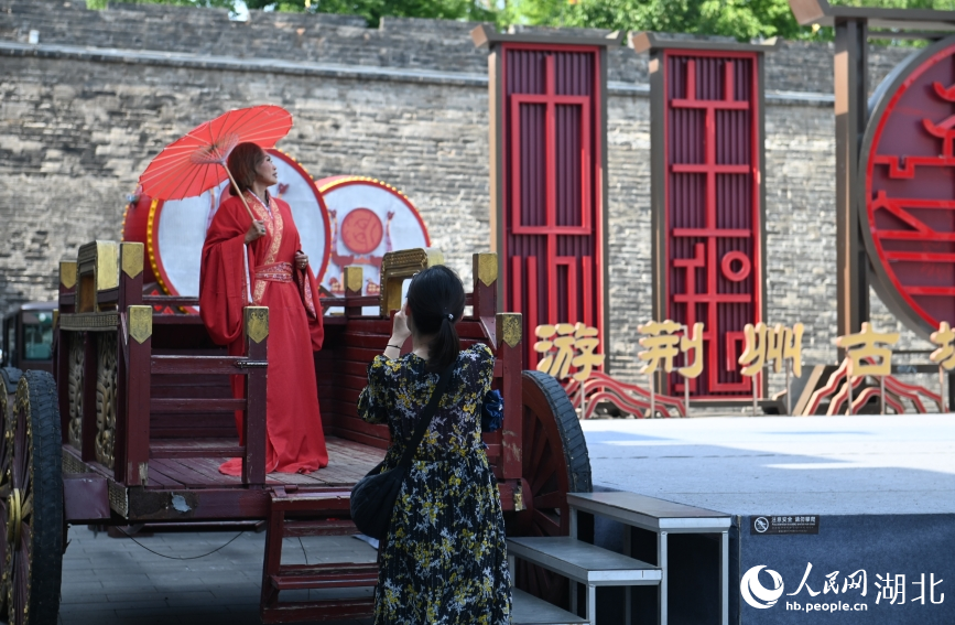 游客身穿戰(zhàn)國袍拍照留念。人民網記者 王郭驥攝