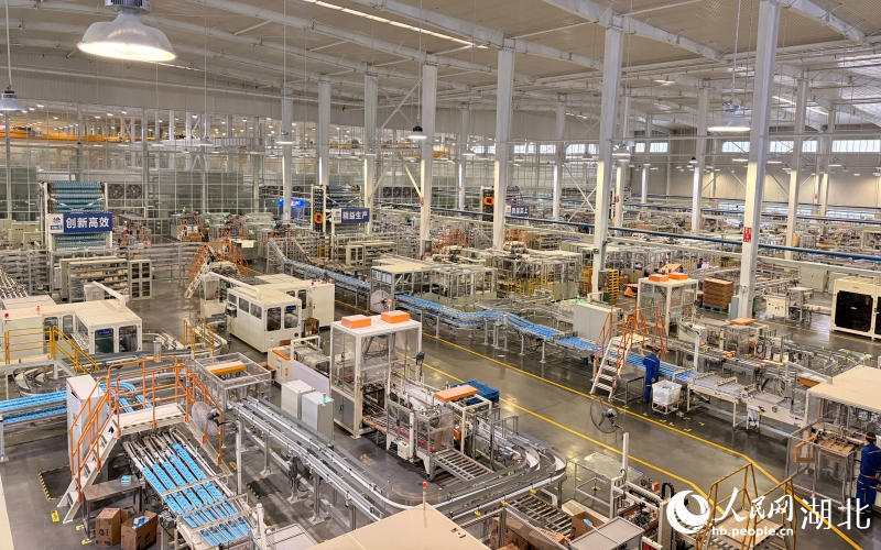 維達(dá)紙業(yè)（孝南）生產(chǎn)基地的“智能工廠”生產(chǎn)車間。人民網(wǎng)記者 張雋攝
