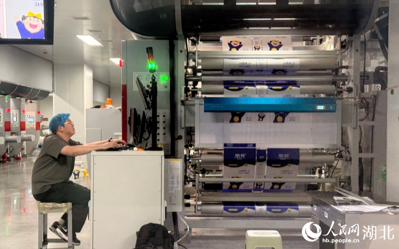 銀廣新材料生產(chǎn)車間。人民網(wǎng)記者 張雋攝