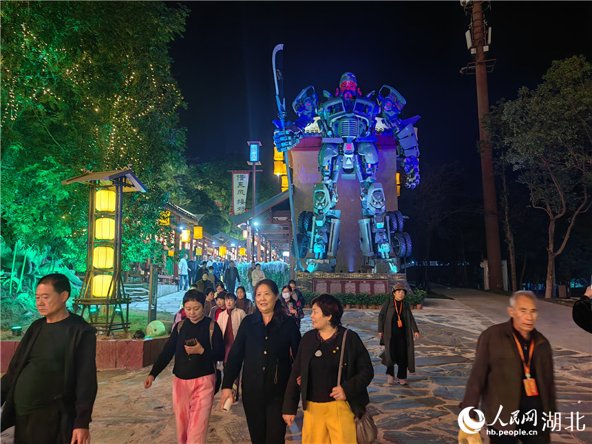 湖北咸寧市赤壁古戰(zhàn)場(chǎng)東風(fēng)街燈火璀璨，吸引大量游客。