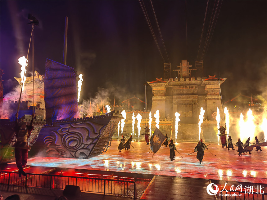 大型實景劇再現(xiàn)赤壁之戰(zhàn)。