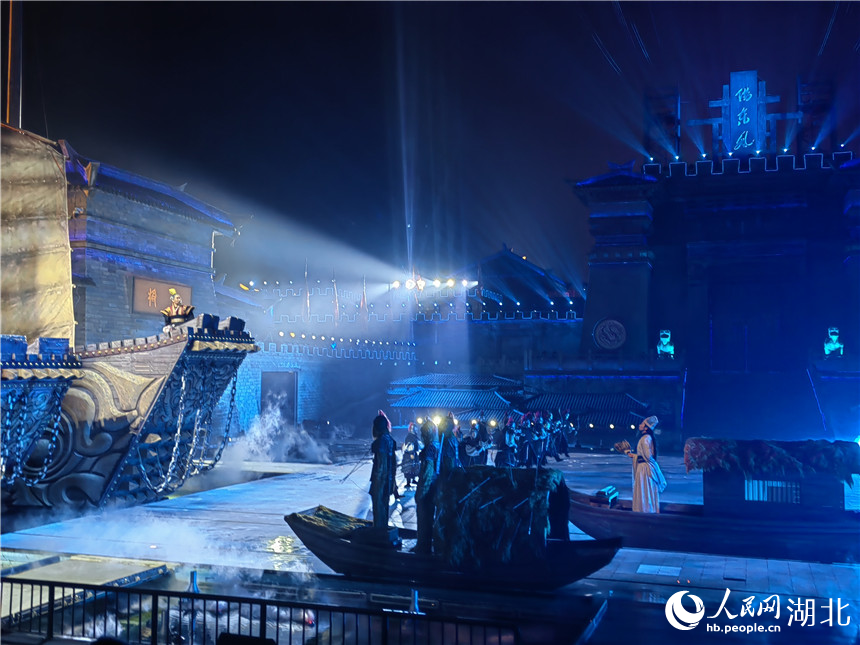 赤壁古戰(zhàn)場(chǎng)遺址，大型實(shí)景劇再現(xiàn)赤壁之戰(zhàn)。