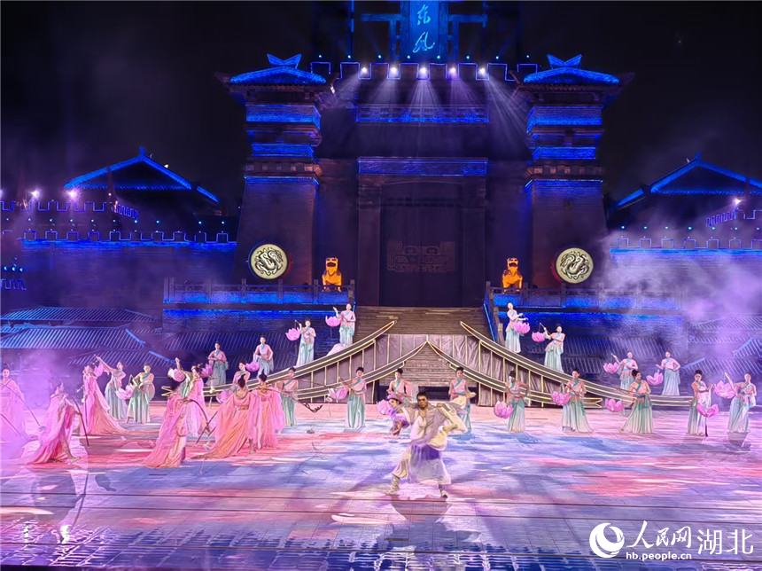 在湖北咸寧的赤壁古戰(zhàn)場(chǎng)遺址，大型實(shí)景劇《赤壁·借東風(fēng)》展現(xiàn)三國(guó)那段歷史。