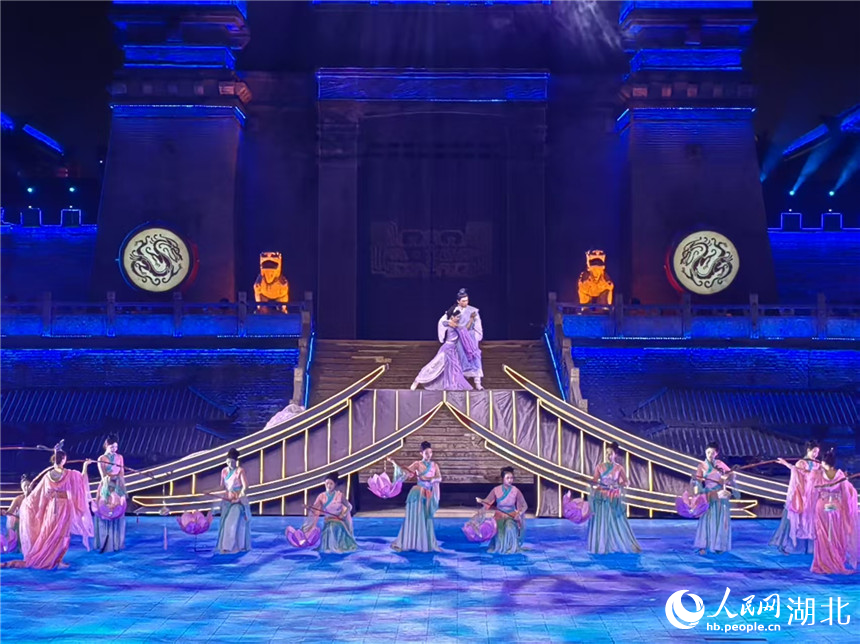 大型實(shí)景劇《赤壁·借東風(fēng)》中的周瑜和小喬。