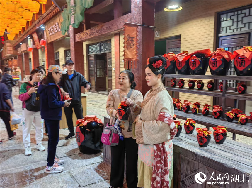 赤壁古戰(zhàn)場(chǎng)東風(fēng)街，游客體驗(yàn)三國(guó)文化。